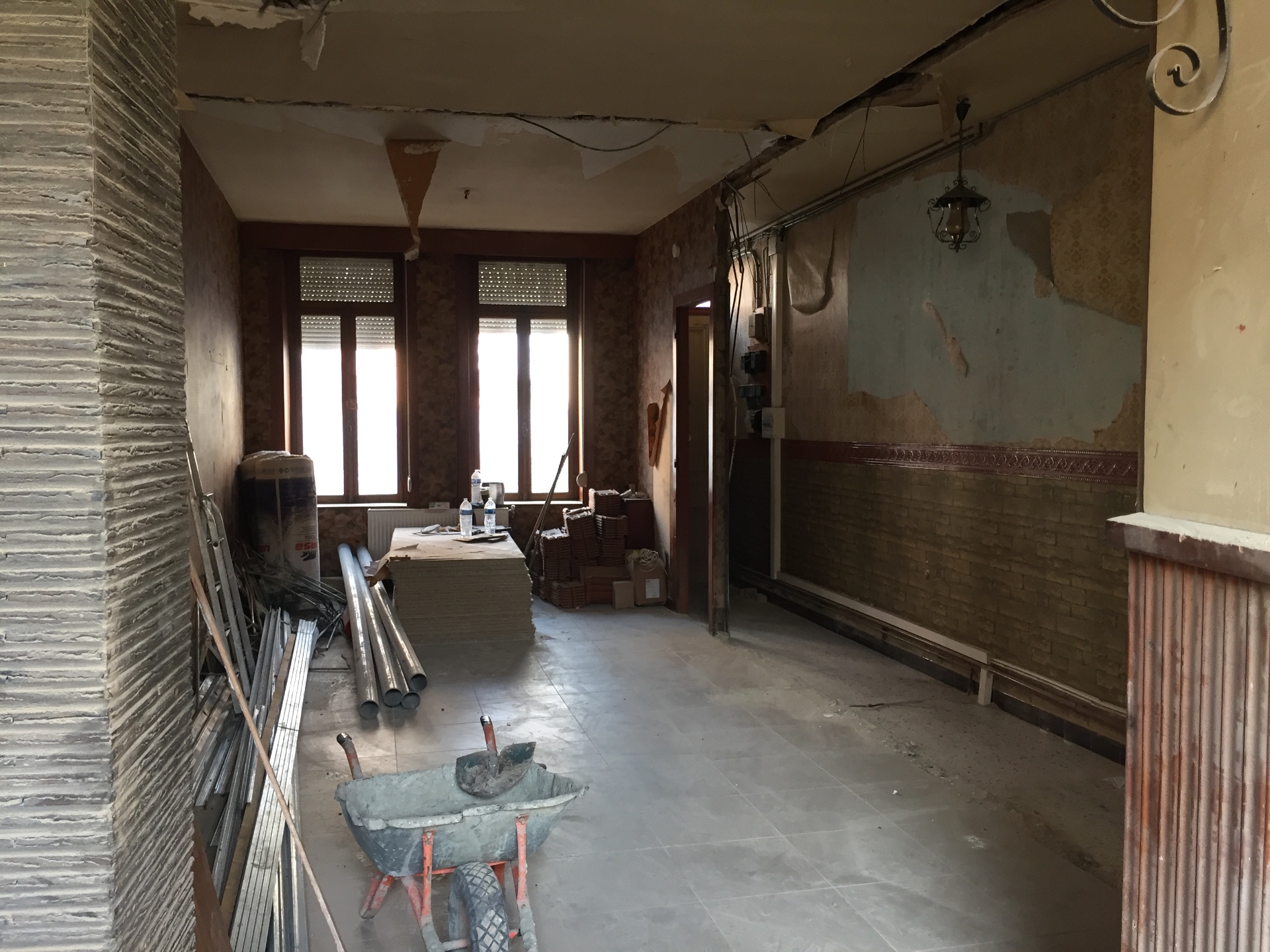 Maison de 130 m², rénovation complète — Cloisons déposées, ossature métallique en place