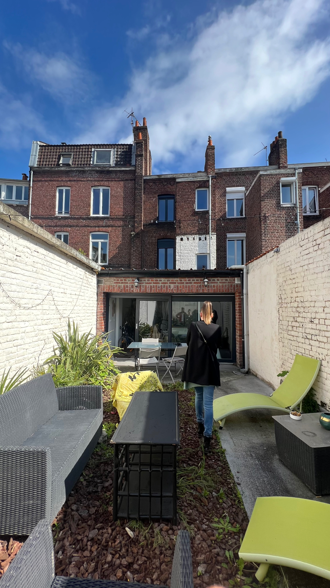 Maison de 130 m², rénovation complète — Façade arrière et terrasse après travaux