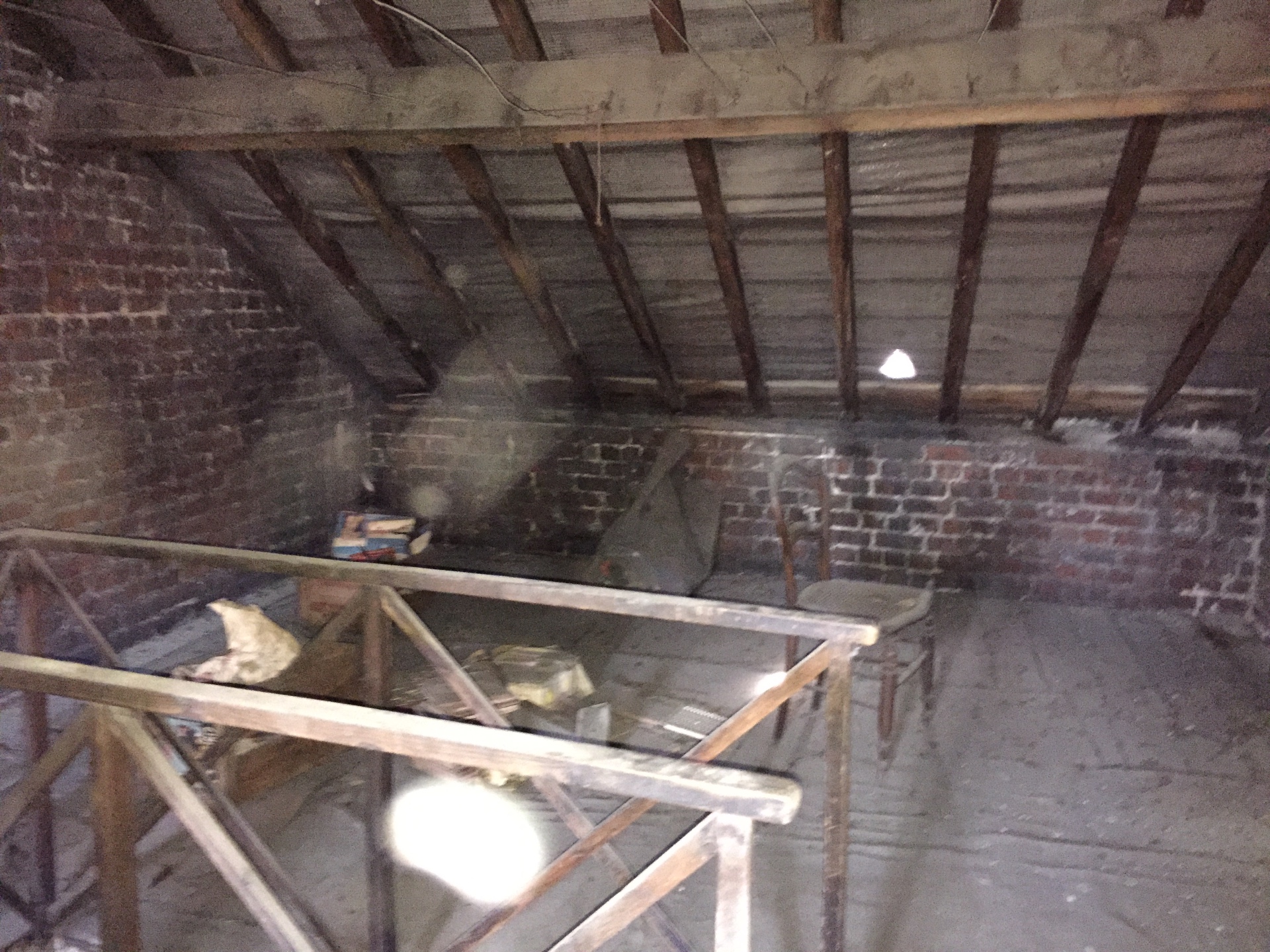 Maison de 130 m², rénovation complète — Charpente et pignons briques avant transformation