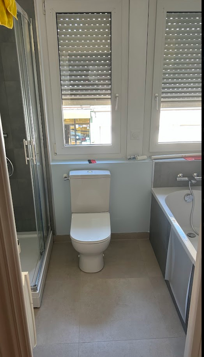 Maison à Marcq-en-Barœul, 125 m² — Salle de bains neuve avec douche et baignoire
