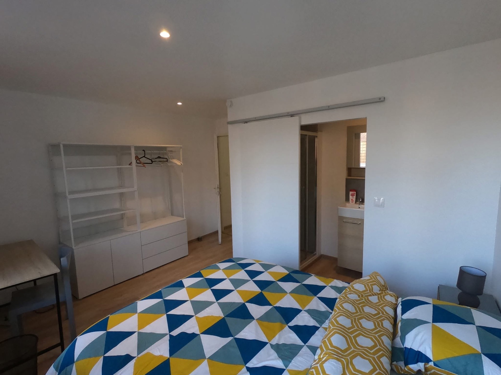 Maison de 130 m², rénovation complète — Chambre avec dressing et salle d'eau attenante