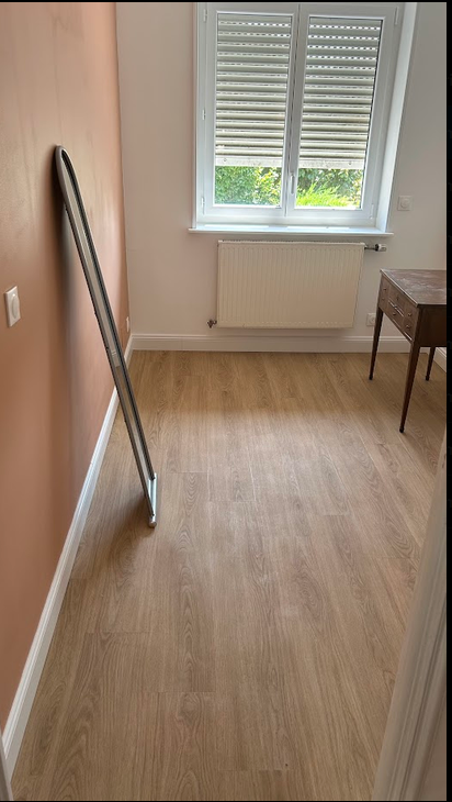 Maison à Marcq-en-Barœul, 125 m² — Chambre rénovée, parquet stratifié et murs terracotta